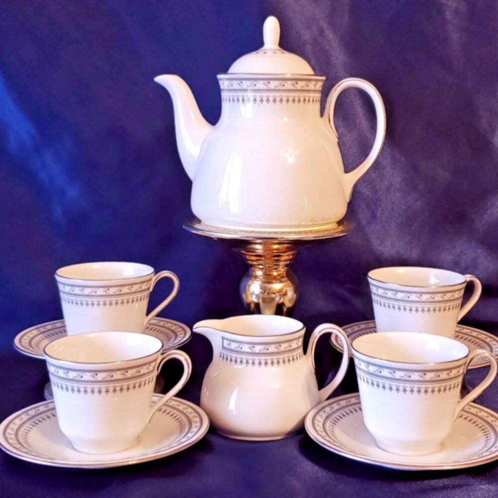 Royal Doulton 'Fontana' Tea Set – 1980, Platinum Trim